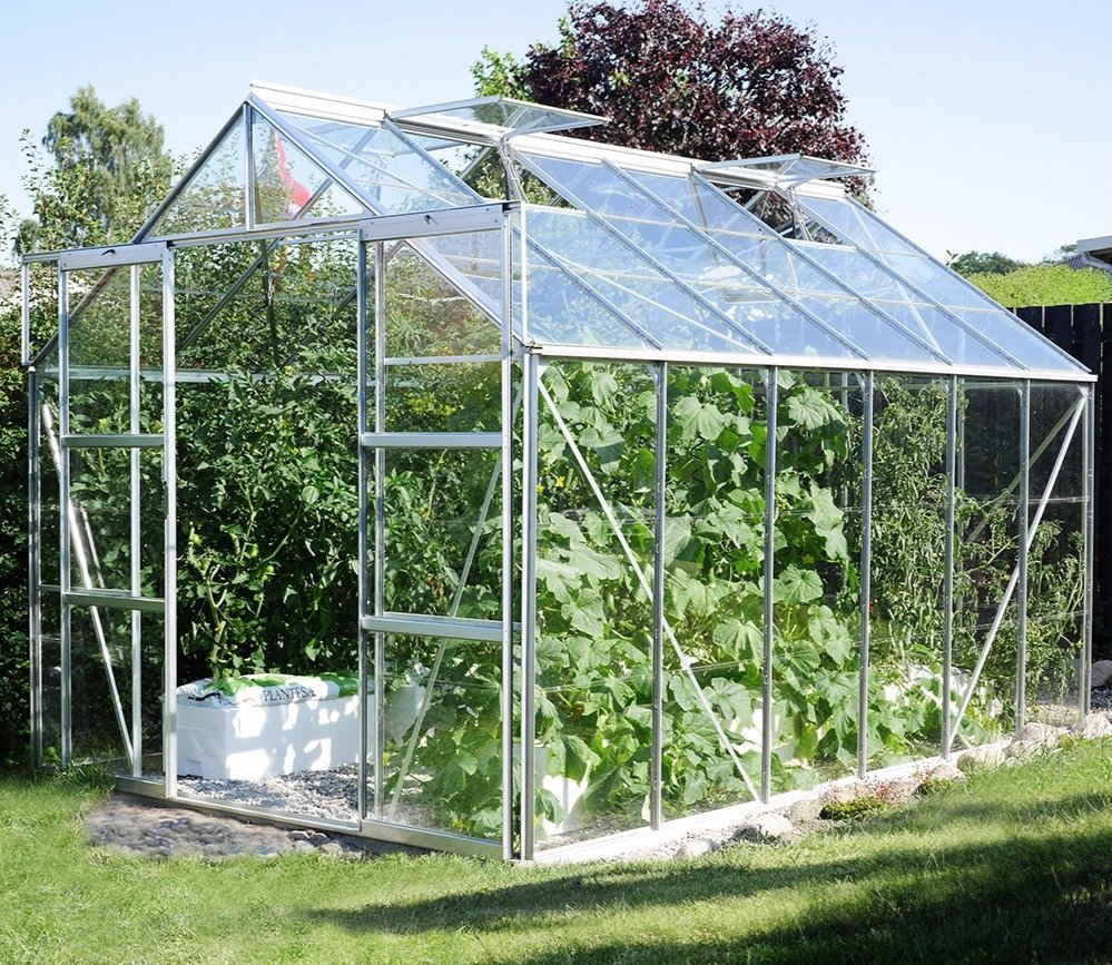 Kasvuhoone aiandusliku klaasiga